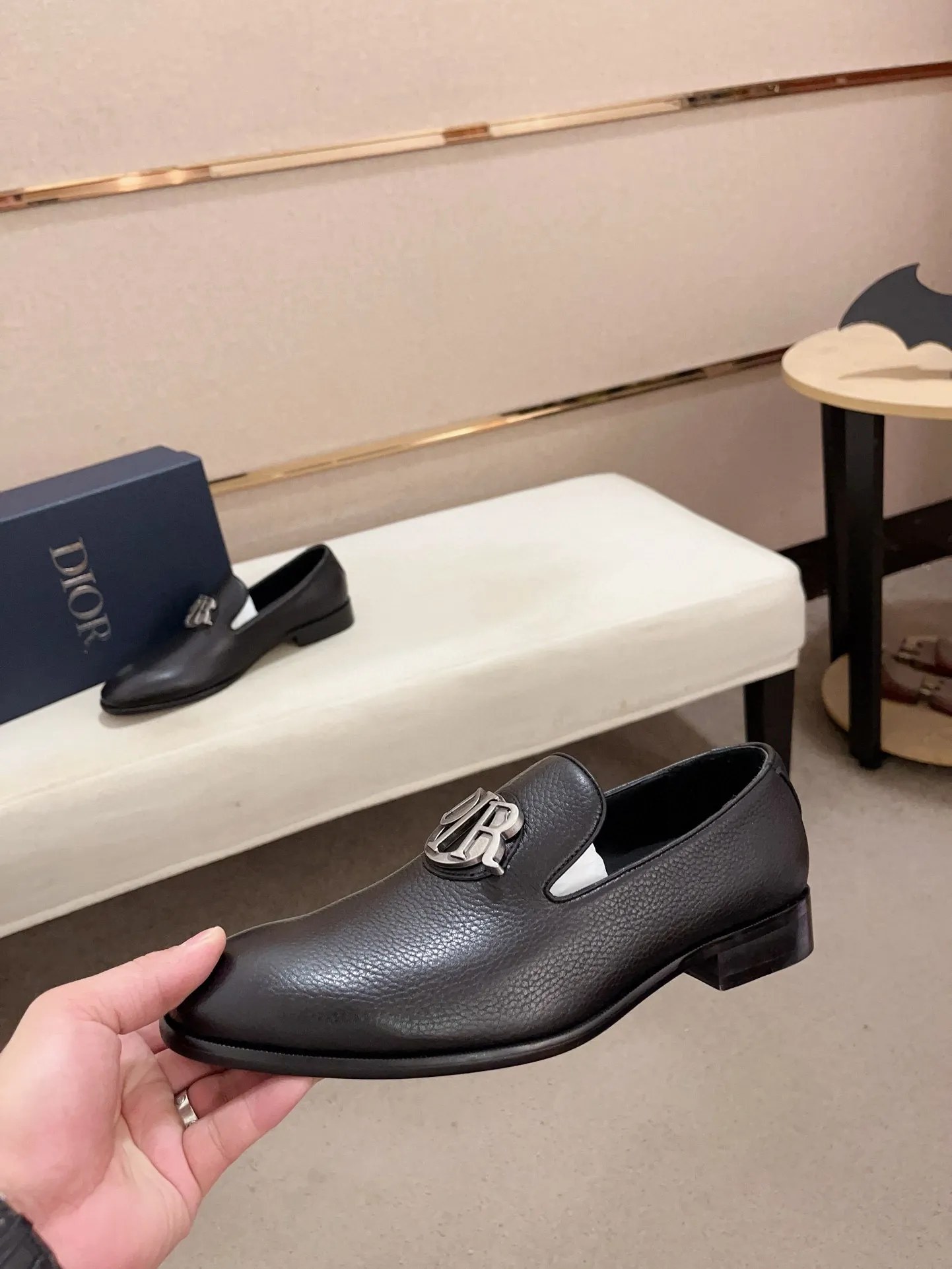 Factory price: 270 men's shoes 💰 High-end version of Dior Dior's new series. Famous actors and Internet celebrities wear super popular designs. They are designed with the sculptures of French artist Niki de Saint Phalle as rings. Material: Fabric: imported original material. Foot pads: cowhide. Outsole: Rubber outsole. Men's shoe size: 38~44. Can be customized to size 45.